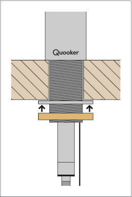 De moer van Quooker dispenser vastdraaien